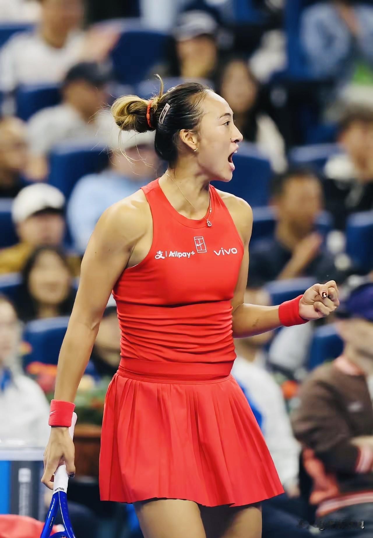 刚刚结束的WTA1000中网女单决赛，持外卡出战的中国金花郑钦文以7-5、6-4