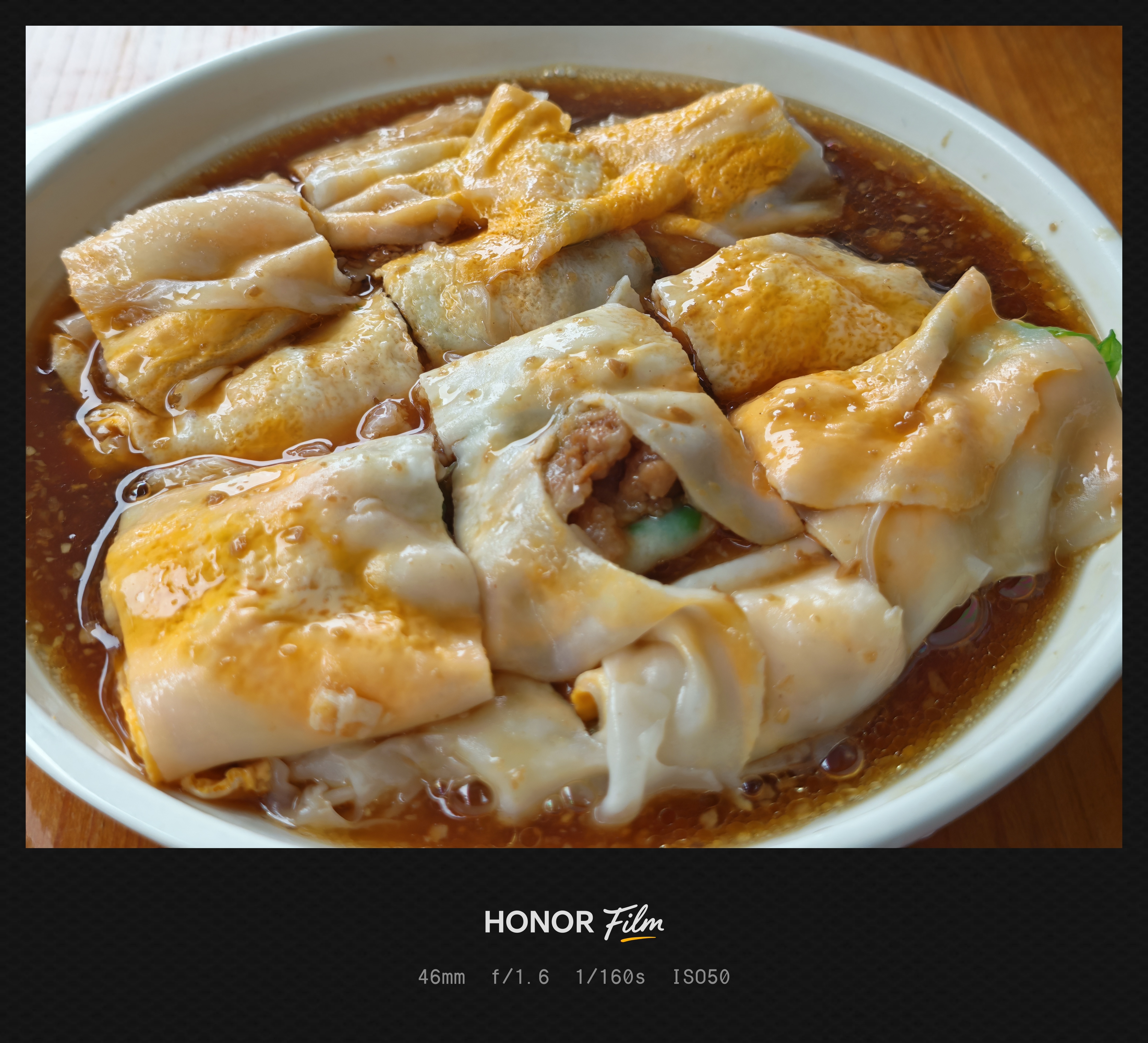今日早餐，一份双蛋加肉肠粉，消费9块钱。[坏笑]  ​​​