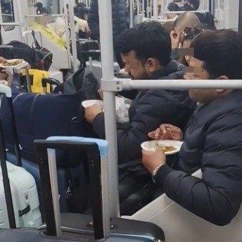 最近有网友在上海地铁里拍到这样一幕：几名外籍乘客坐在座位上，手里拿着馅饼吃得正欢