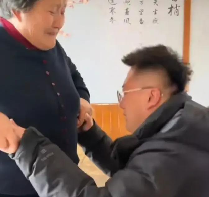 大成在民政局门口等结果，工作人员递给他那张薄薄的纸，他手抖得差点拿不住。

DN