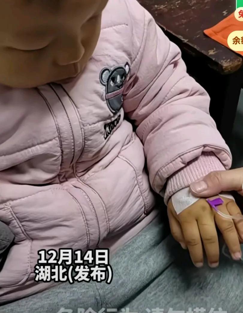 医生刚给女孩输上液，手还没有松开，下一秒女孩自己把针拔了出来，
这手也太麻利了，