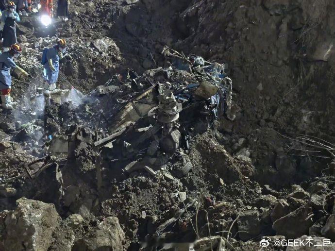重庆山体崩塌现场发现人体残骸灾害搜救进展令人痛心，也为山区出行敲响安全警钟。雨季