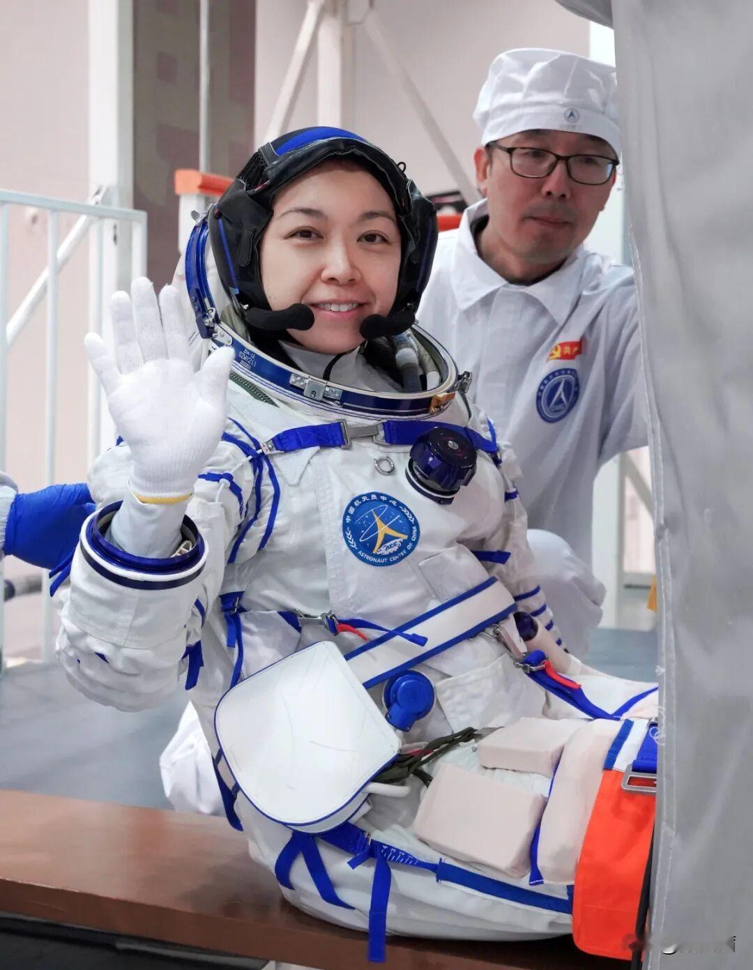 首位香港女航天员飞天一夜，竟遭恶意网暴？看完履历真的太解气
 
举国欢庆神舟二十