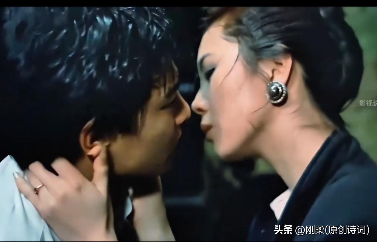 鹧鸪天·情罪
文/刚柔
 
观旧影缱绻缠绵，复听曲中字句：
是爱的罪作出伤害，这
