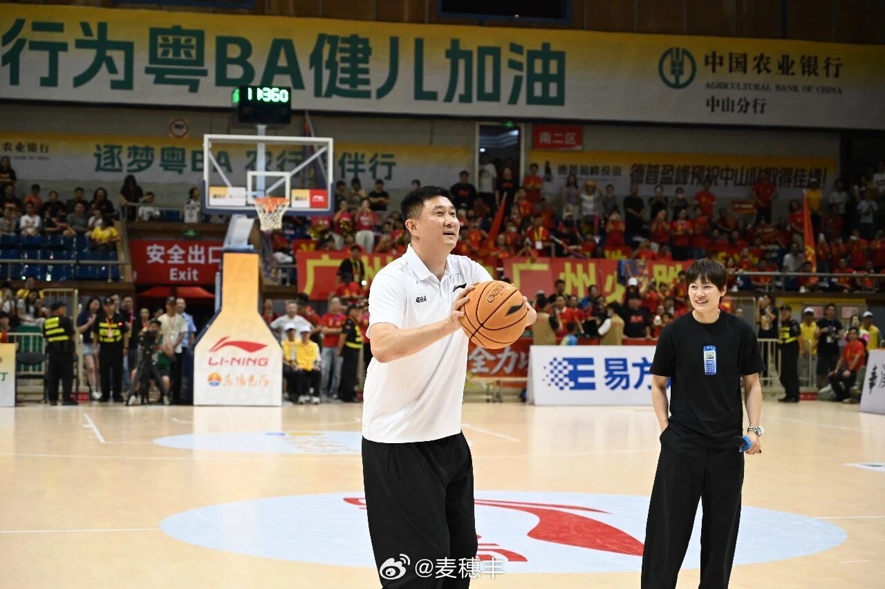 杨力维现身粤BA 中山赛区现场，还跟广东省篮球协会会长杜锋来了场投篮比拼。广东省