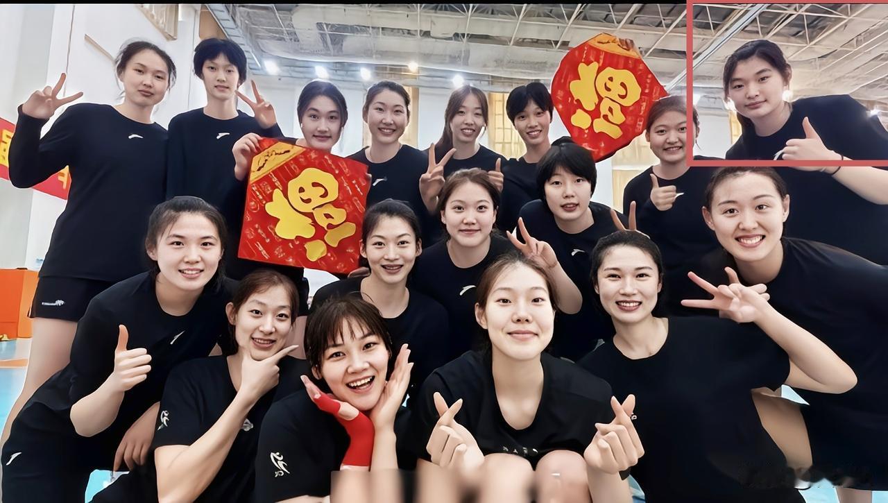 山东女排接应位置补强，体二代小将回归！

山东女排25-26排超联赛除去支援江西