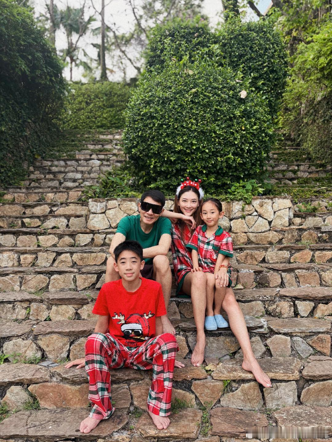 陈小春应采儿一家四口度假照陈小春应采儿一家四口度假全家福 陈小春应采儿一家四口度