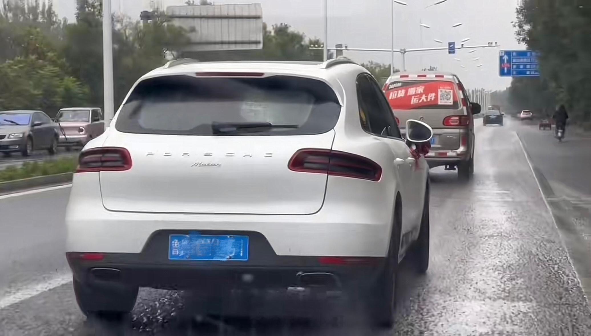 不懂就问，这到底是什么车[doge]#猜车##低难度猜车##保时捷##月薪一万能