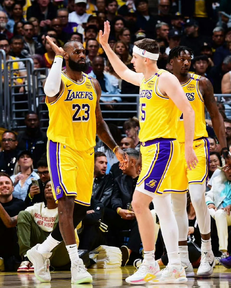 真的很感动，作为詹姆斯球迷和里夫斯球迷，老詹达到这种高度的人，在伤愈归来非常决绝