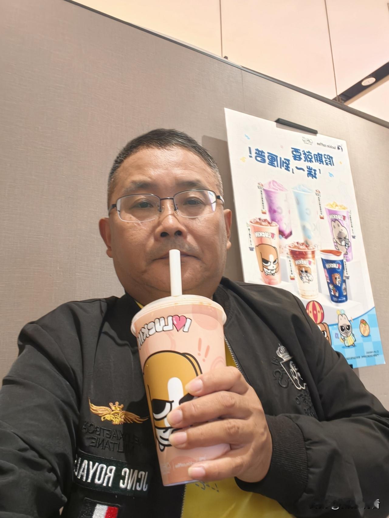 别人的瑞幸是幸运小鹿，我的是天天盼下班的摆烂鹿，快来晒晒你的专属小鹿！