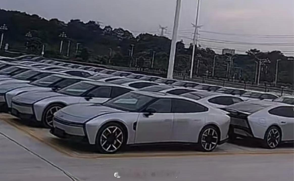 网上看的图新的P7在工厂已经准备好了看样子不像是P的这备货量能看出来应该官方预期