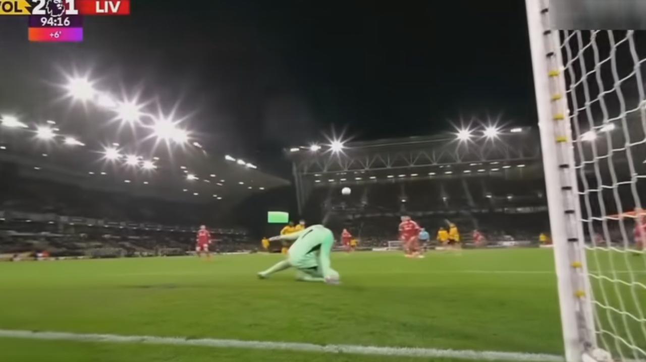 解说员:“这个球还没有越过门线，戈麦斯已经捂脸了，他知道这个球已经没救了”[捂脸