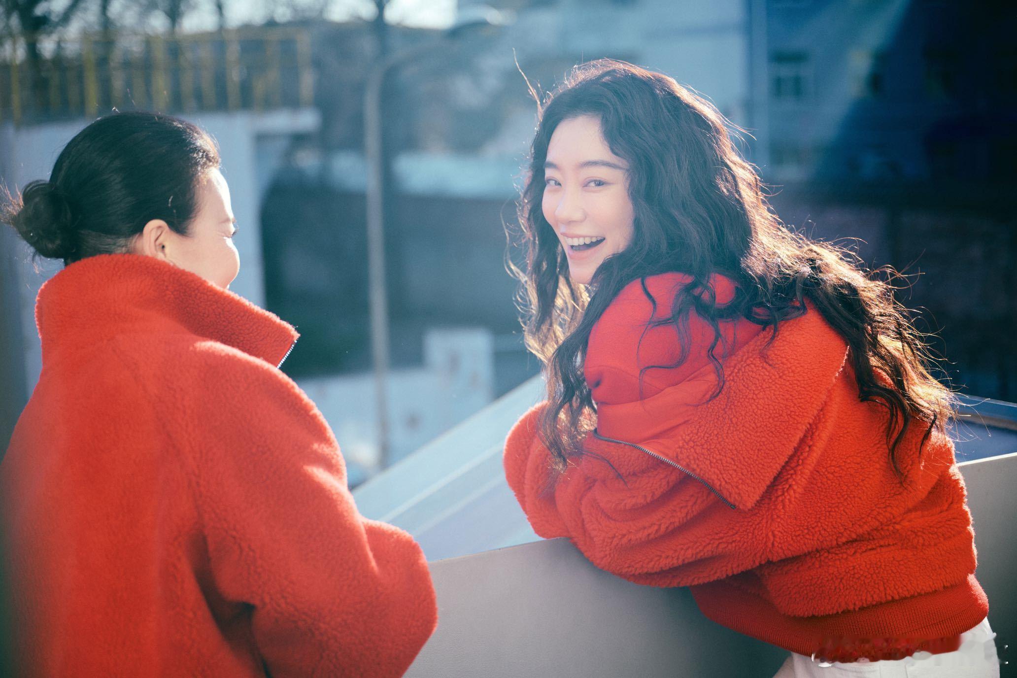 张小斐和妈妈重返旧时光  张小斐与妈妈生日写真，宛如一幅生动的八九十年代画卷，色