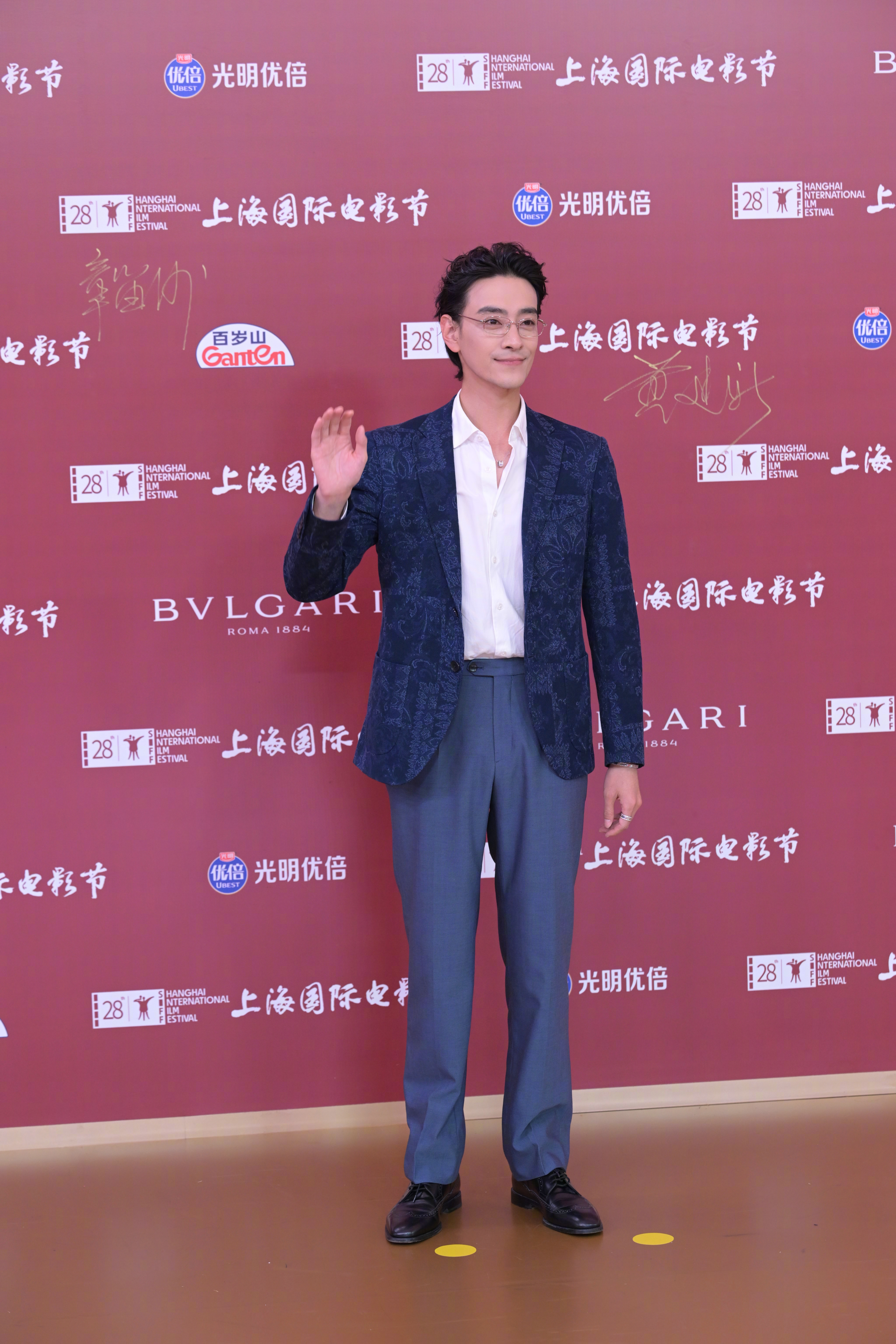 郑云龙说会带来酷炫表演郑云龙西装造型走上上海国际电影节闭幕红毯，气质儒雅。他还透