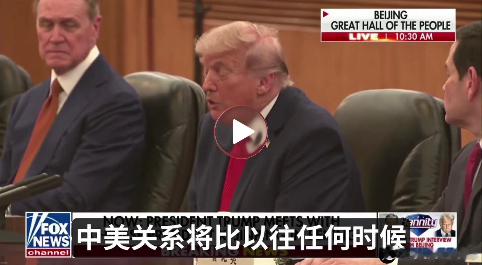 魯彪就坐在老川的左邊 