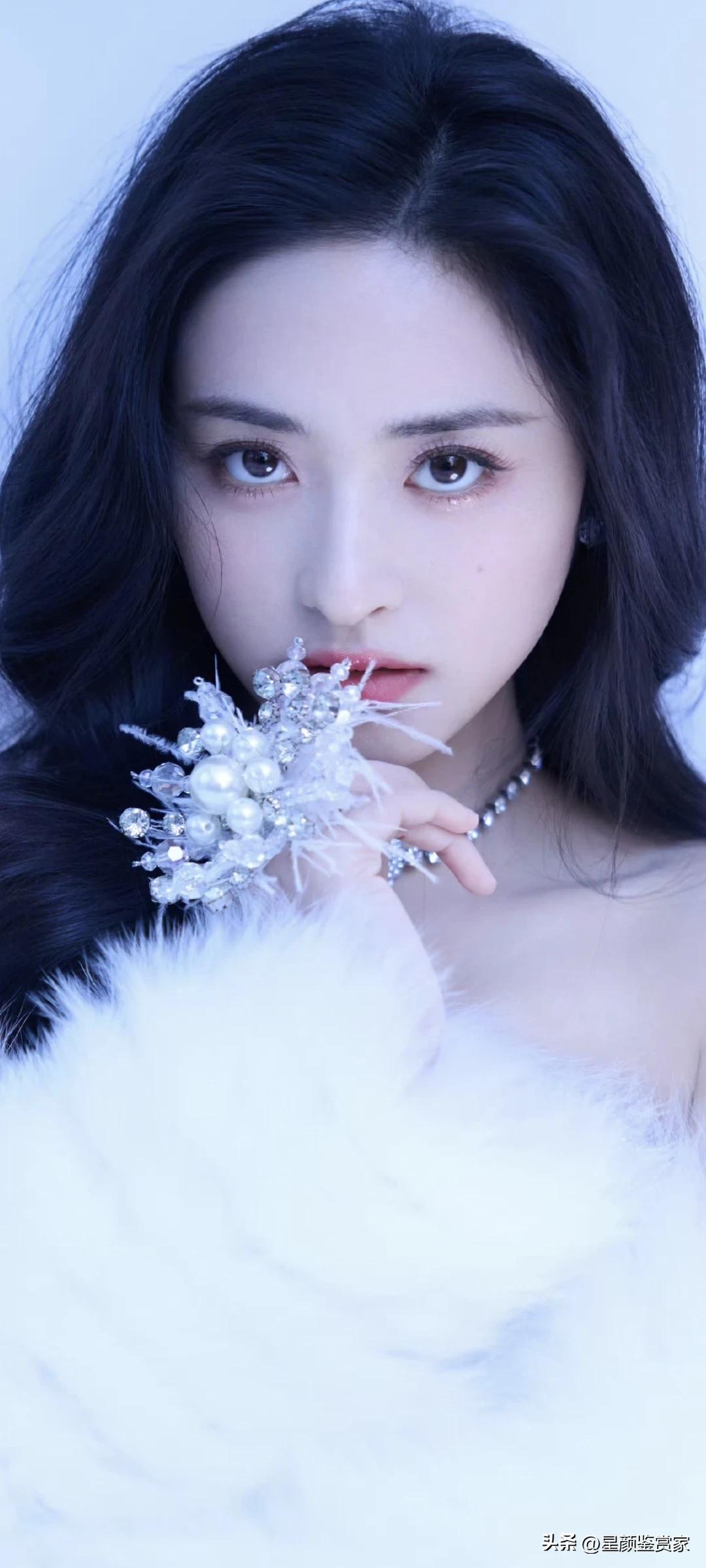 沈月壁纸～发丝轻扬，眼神灵动，白皮草下隐约透出的独特韵味十分动人。