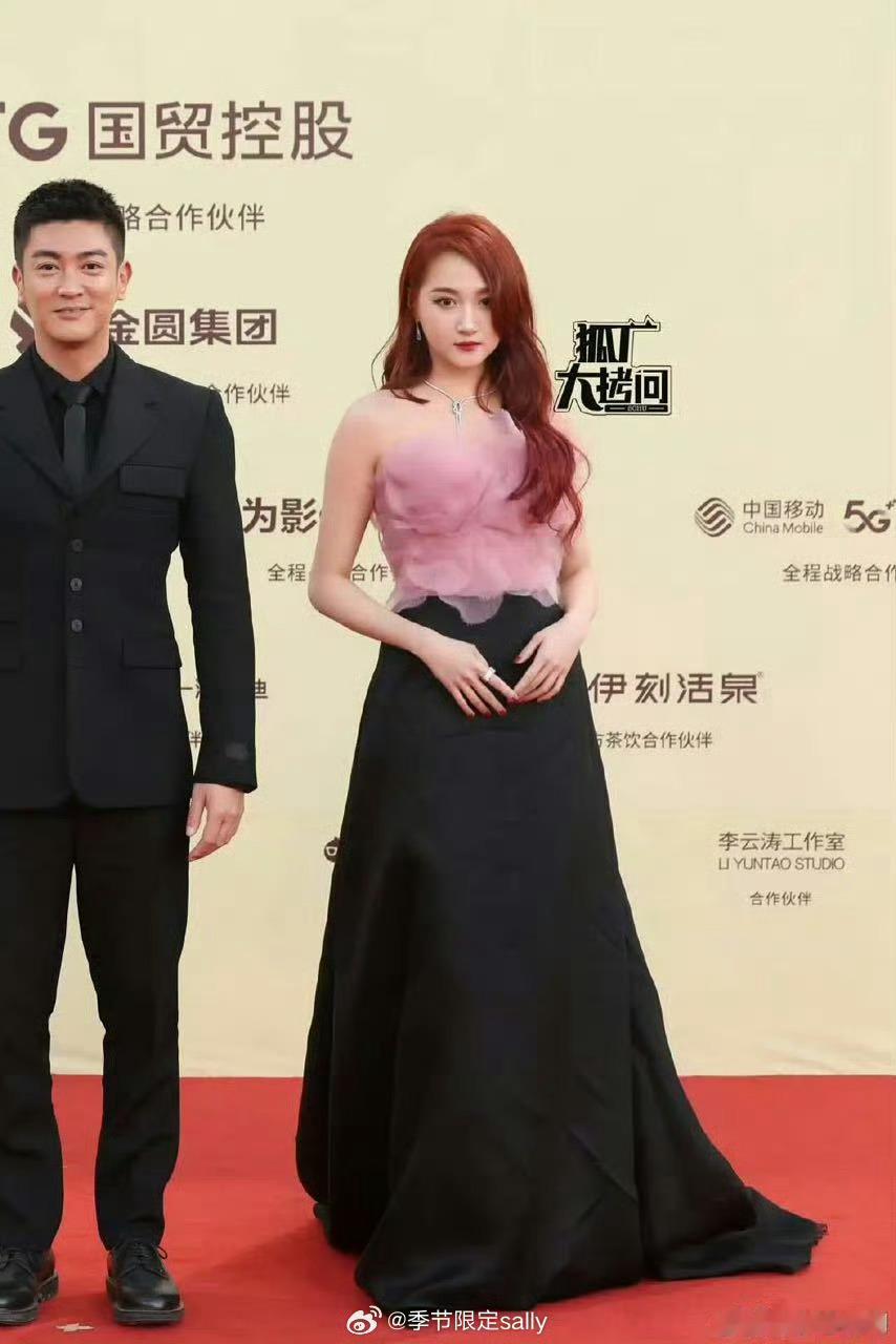 这是什么角度 怎么能比本人胖二十斤 摄像师扣鸡腿[允悲] 