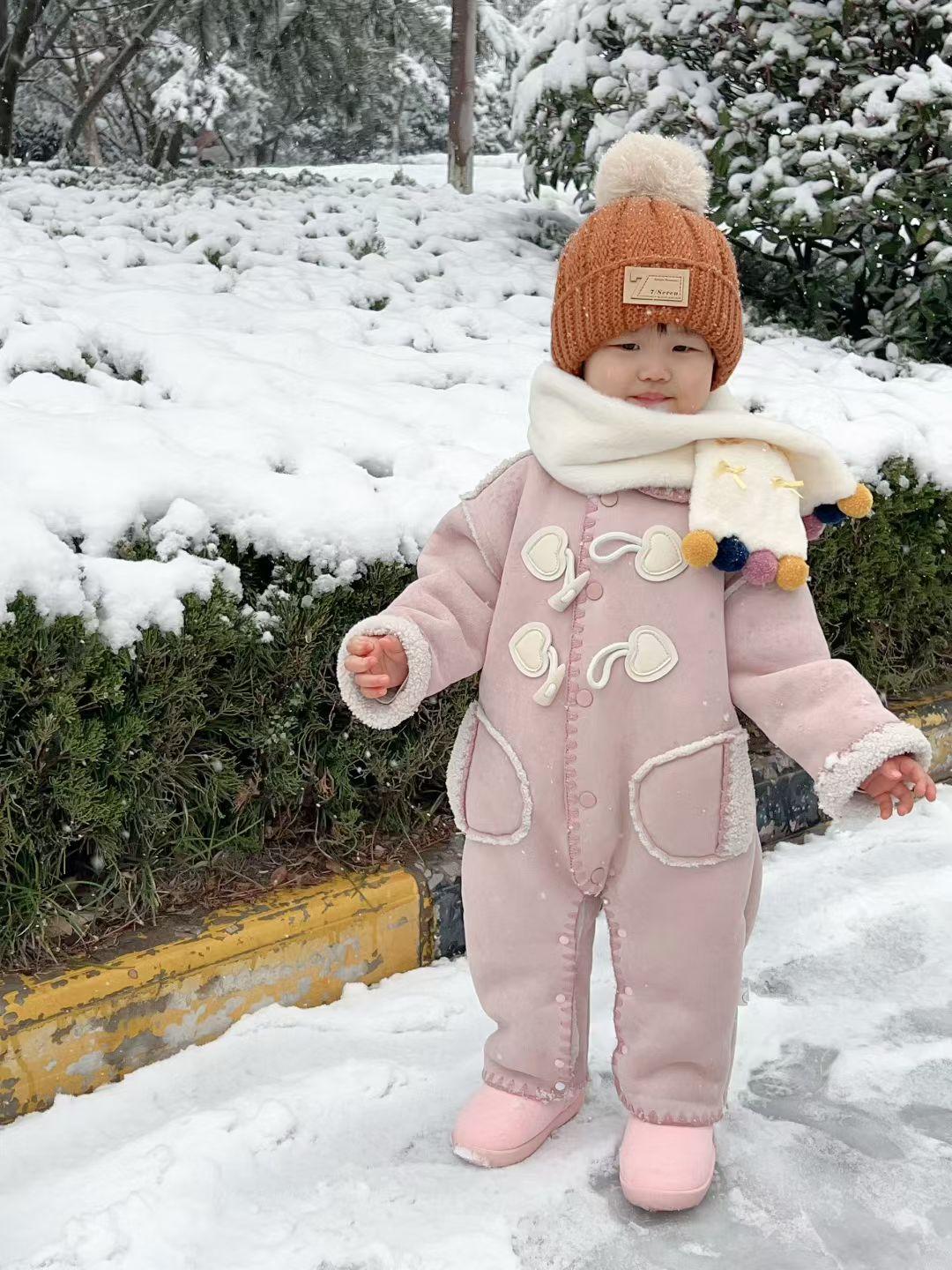❄️粉绒绒的小身影，把雪天踩成了会冒热气的棉花糖星球～
✨雪粒落在浅粉衣摆，像给