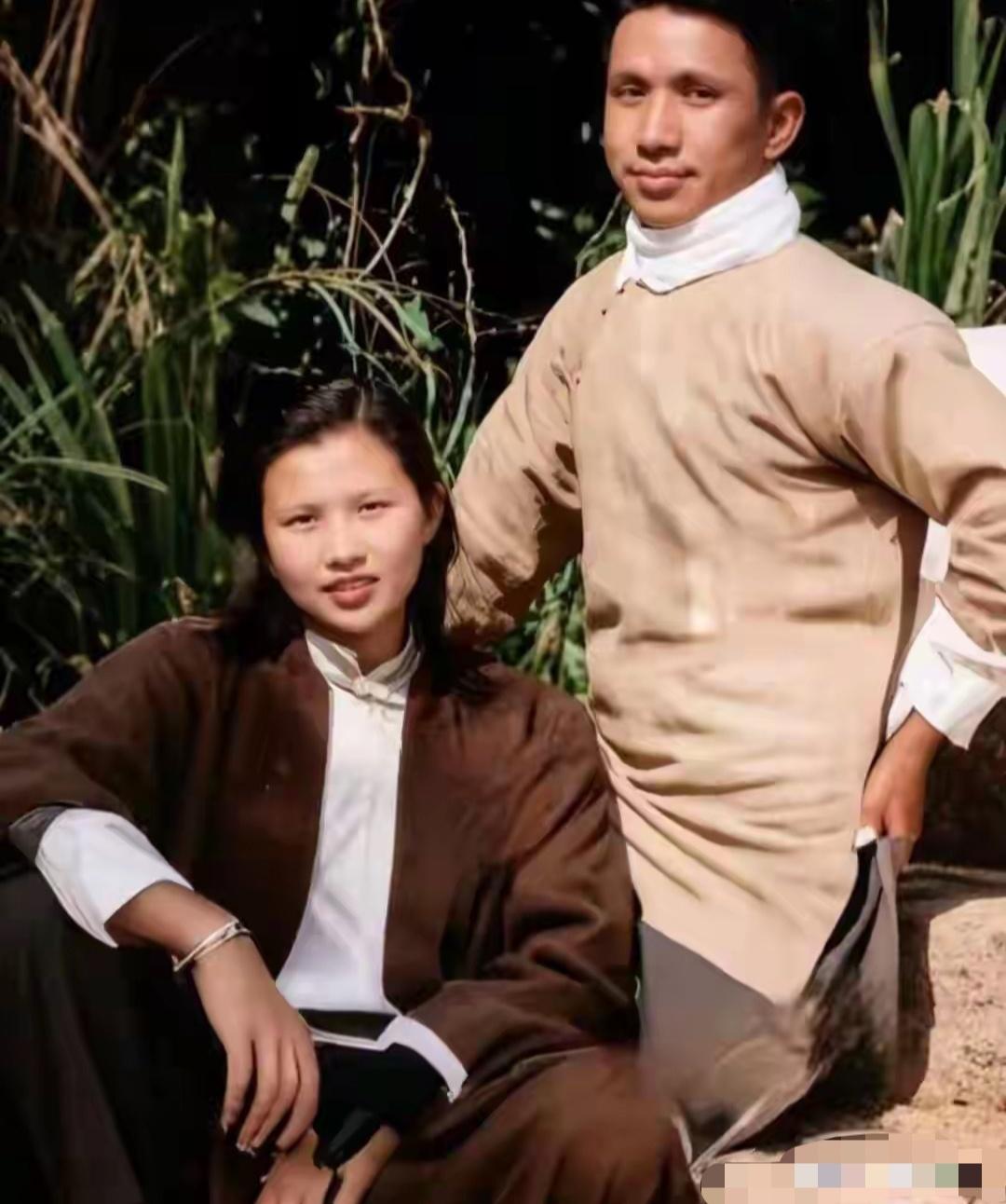 粟裕大将为了追求楚青，耐心等待两年多，就连拍摄这张照片也让她坐着。

这是粟裕与