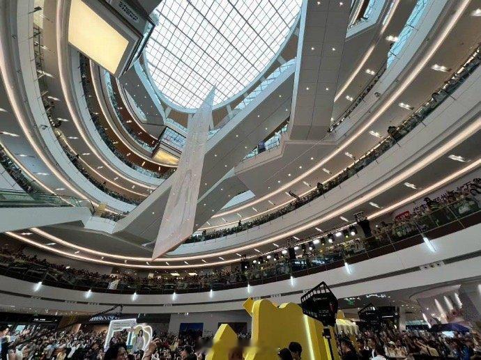 谭松韵活动全场喊许兰香谭松韵活动商场站满六层楼 谭松韵线下活动，大家不喊名字喊角