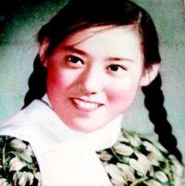 胡蝶之女幼时被收养，成为李宗仁第三任妻子，生父身份至今成谜，她的人生经历令人关注