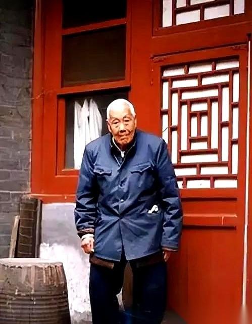 中国最后一个太监，叫孙耀庭。他活到94岁，临死前，护士想帮他擦身子，他突然用尽全