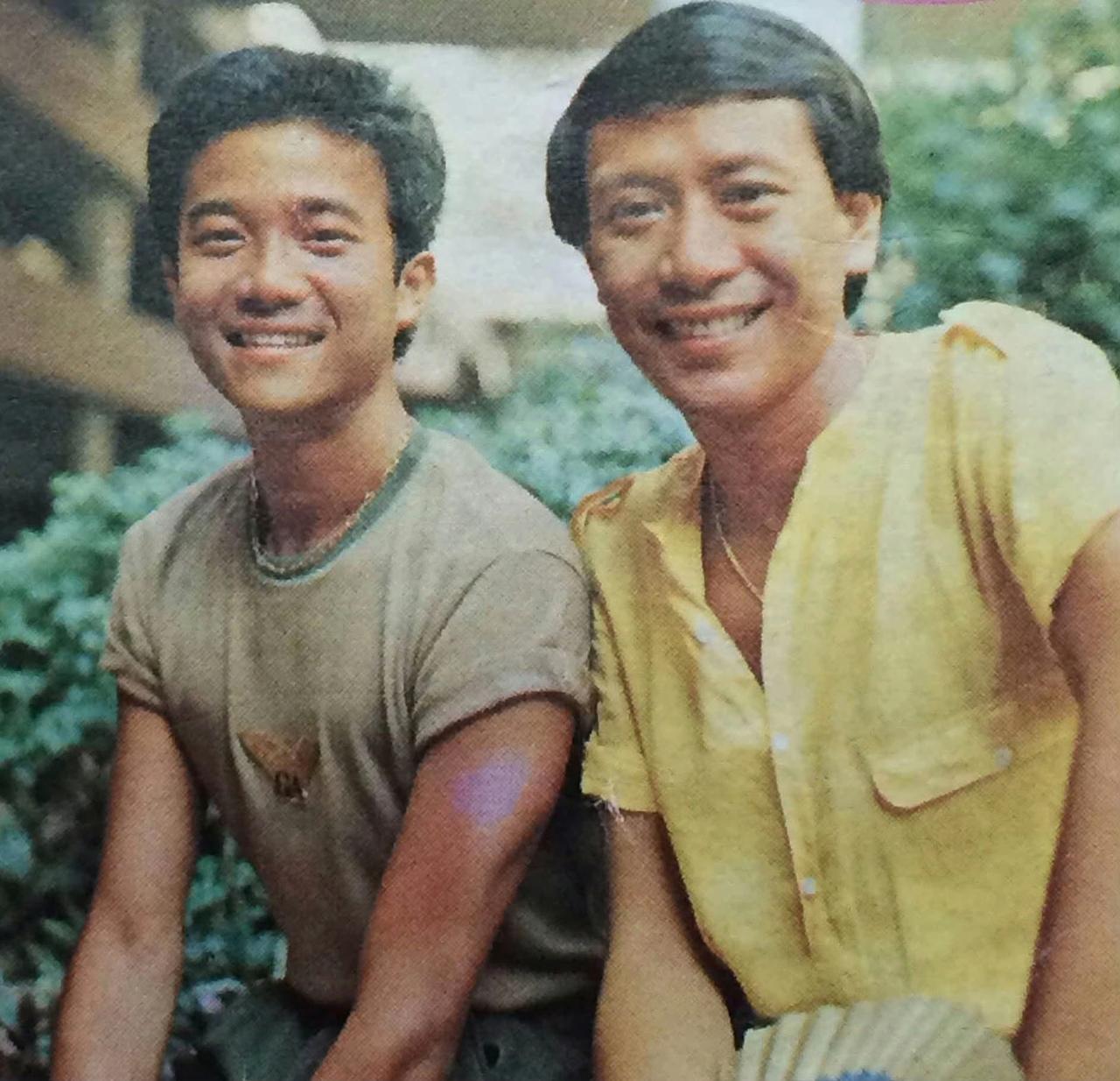 80年代，陈百强和罗文，一张罕见的合影，两人并肩微笑，氛围松弛亲切，是流传不多的