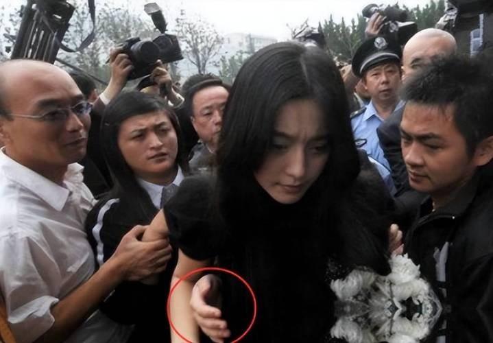 真的挺让人心寒的。你在街上看到一个女孩遭遇咸猪手，她气得当场竖中指，你赶紧跑过去