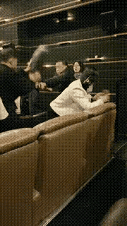 真的难以相信。这种豪华影剧院里也是能发生这么没素质的行为呀！
