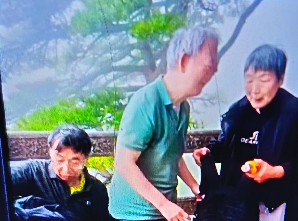 触摸黄山：一次看不见风景，却照亮人心的攀登


七十五岁的雷钰铸看不见黄山的奇松