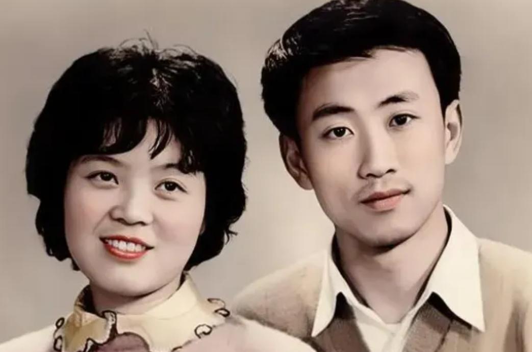 [微风]1977年，知青刘小勇考上大学，准备出发去报到。农村女友红着眼，紧张道：