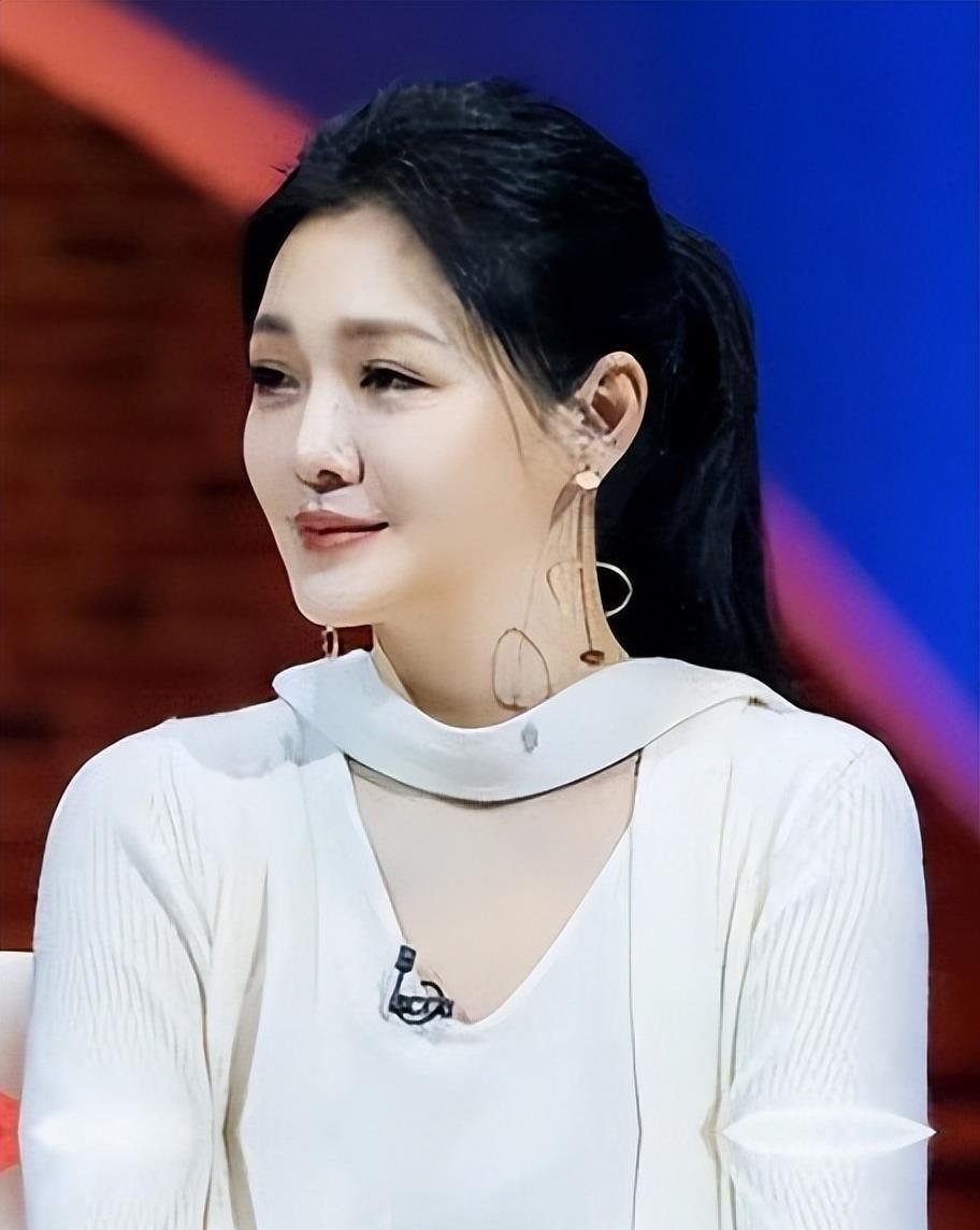 汪小菲娶的两个老婆，确实是两个极端。大S嫌北京冷、空气不好，常年窝在台湾，根本不