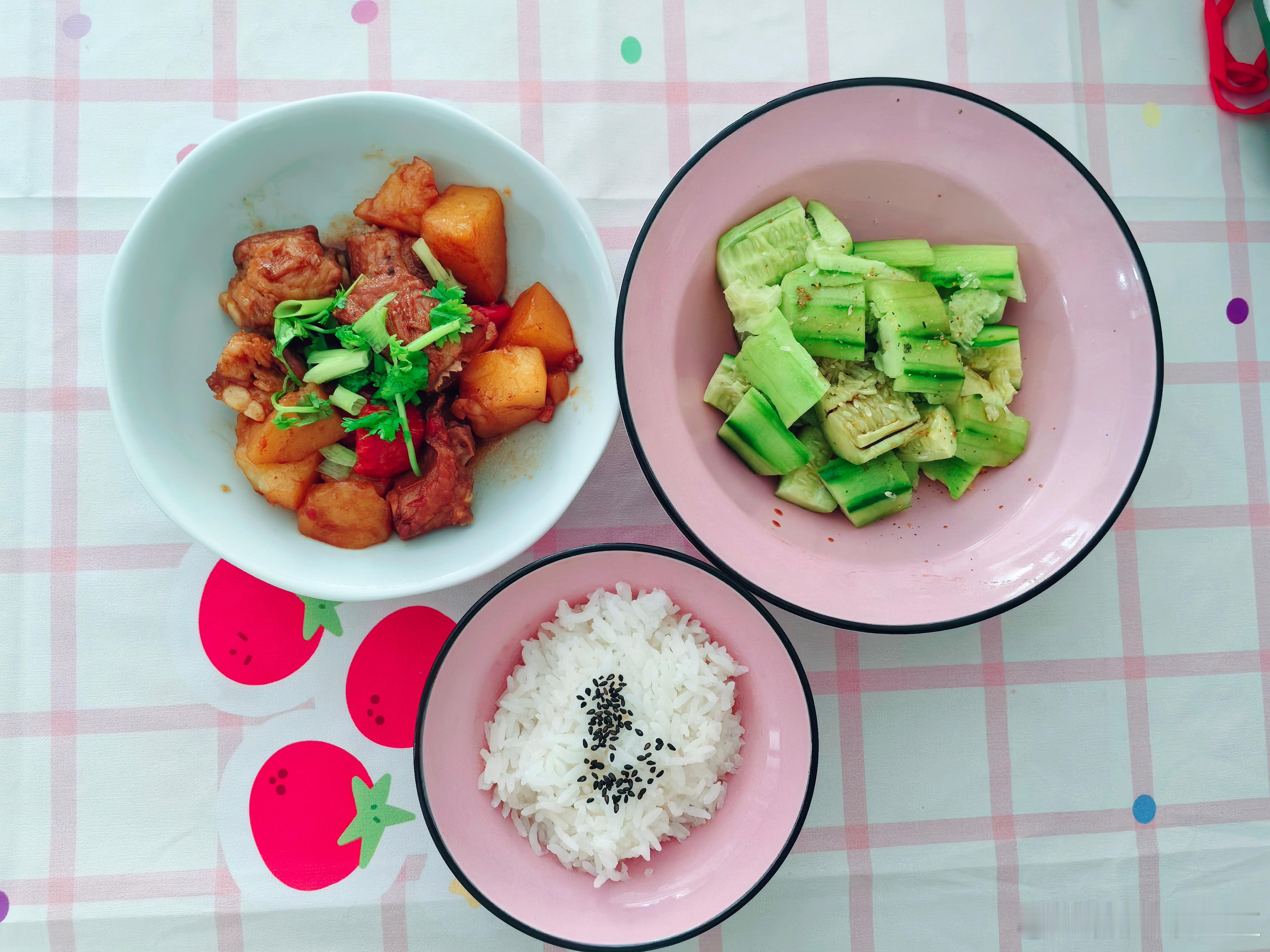 今日午餐 排骨炖土豆，拍了个黄瓜🥒，一荤一素是午餐标配！我这个闲人吃饱睡好了再