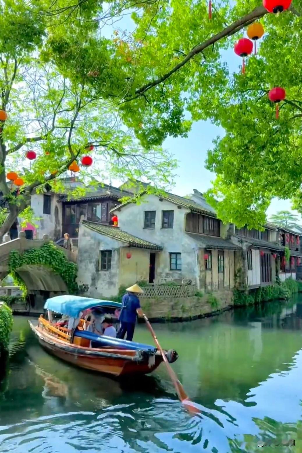 旅行，就是从你呆腻的地方，去到别人呆腻的地方。同一地方的常年久居是生活的常态，而