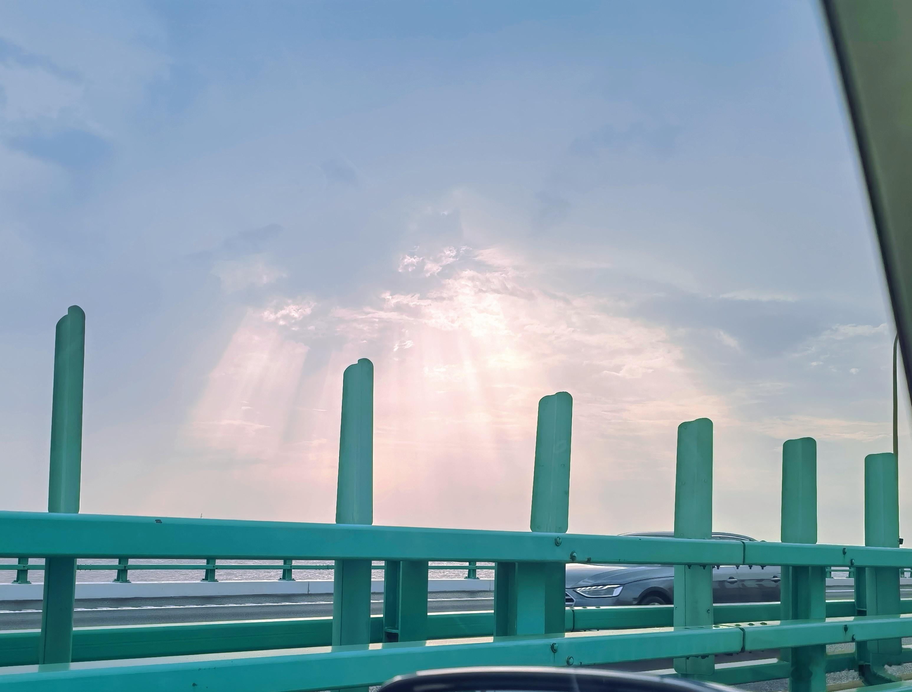 #邓伦# 今天下午过杭州湾跨海大桥时，有一片天空特别好看，阳光刺破厚厚云层穿透下