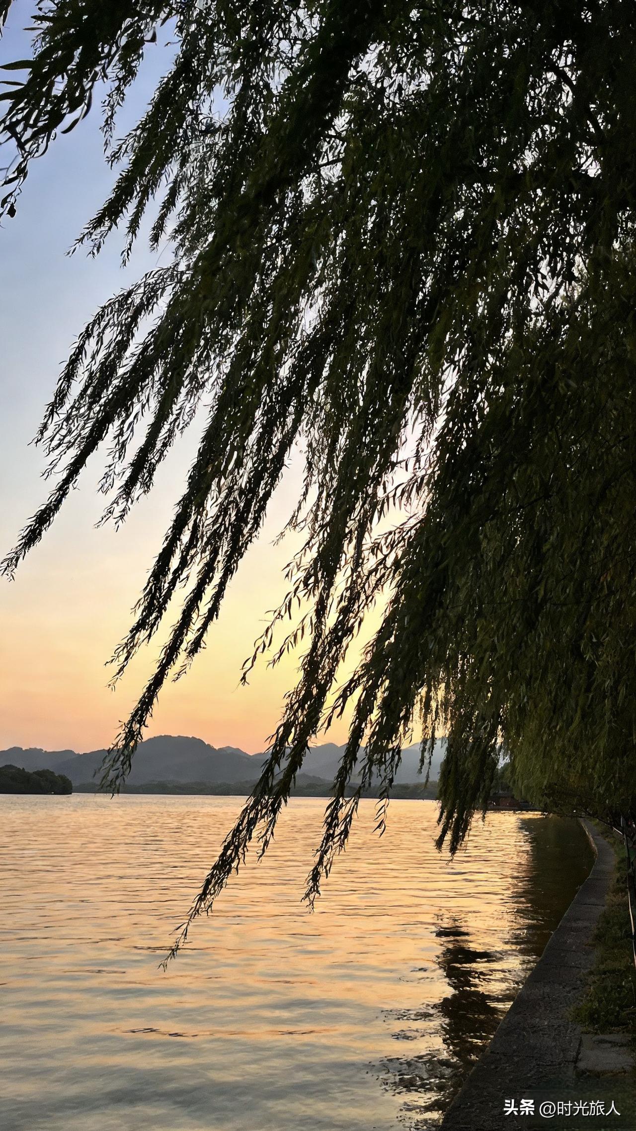 最近没事就爱琢磨两句对联，自己想了个上联，下联死活对不出来。
有没有喜欢玩文字的