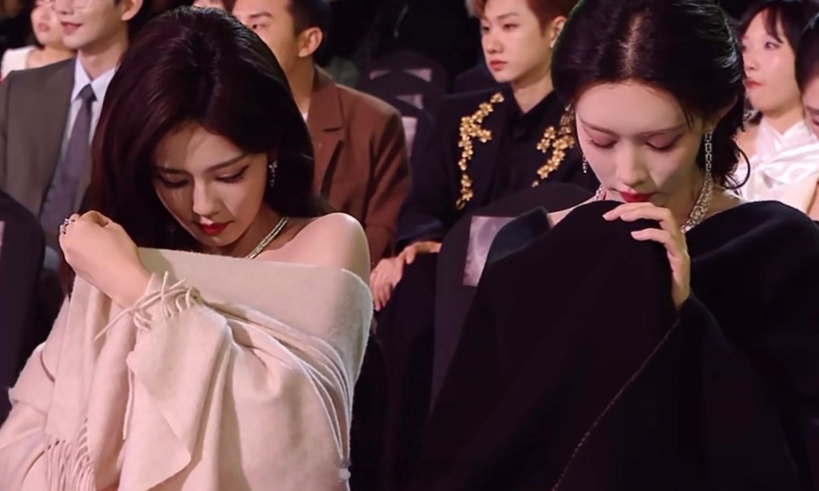 星光大赏 玩手机大赏星光大赏内场 我猜女明星也在现场刷热搜呢哈哈哈哈哈 