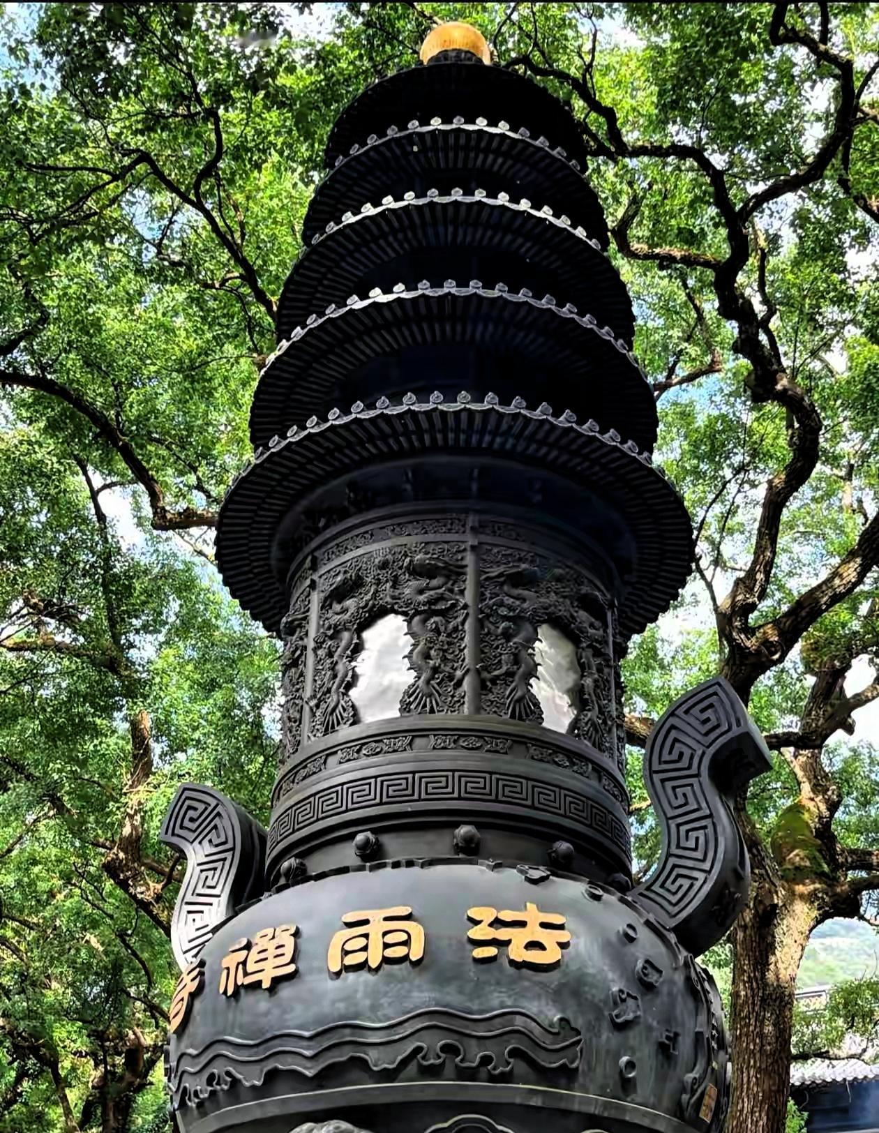 两个日本间谍在普陀山当了整整一年和尚，白天抄经，到了夜间，两人便暗中测绘当地炮台