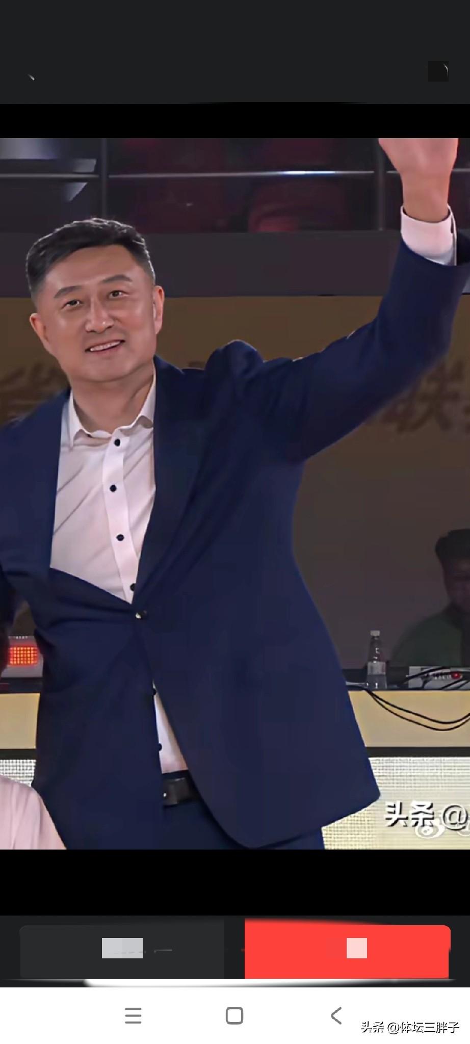 关键之战，许利民，北京北汽男篮救了杜峰一回。广东男篮上半场打的太认真，防守太积极