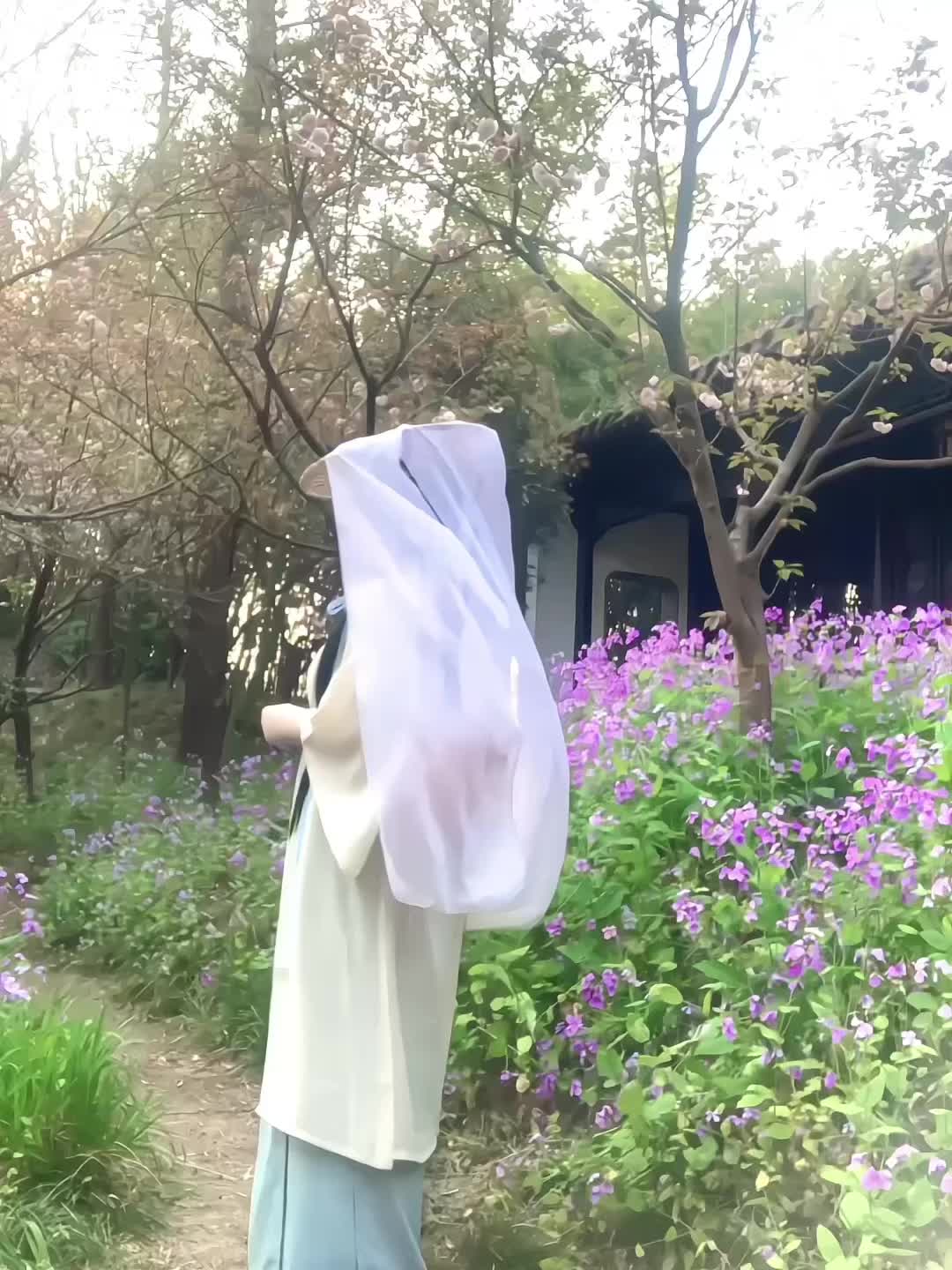 天葩飞堕广寒宫  片片清香引碧空