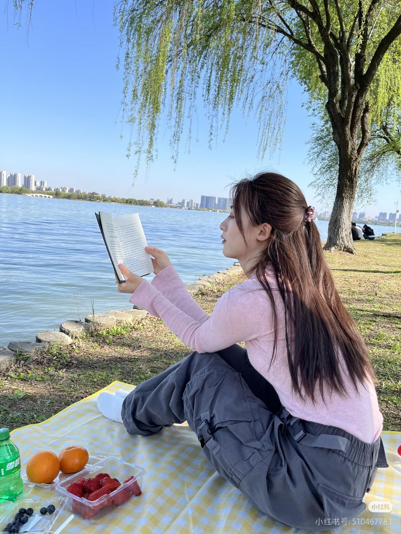 静坐湖畔读，心随书海游。