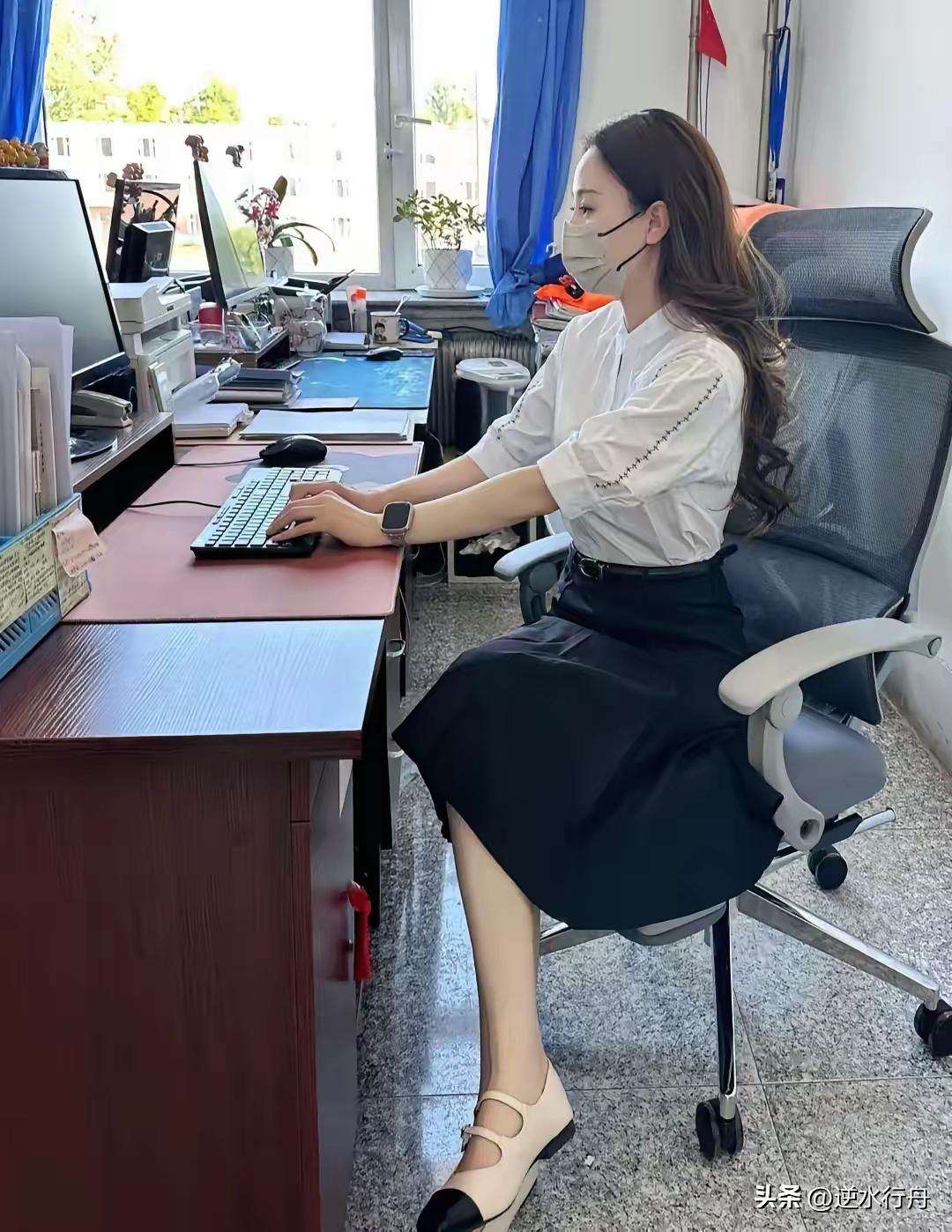 这是体制内科级干部的办公室，眼前这位女同志忙碌的样子真的太亮眼了。
皮肤白皙，长