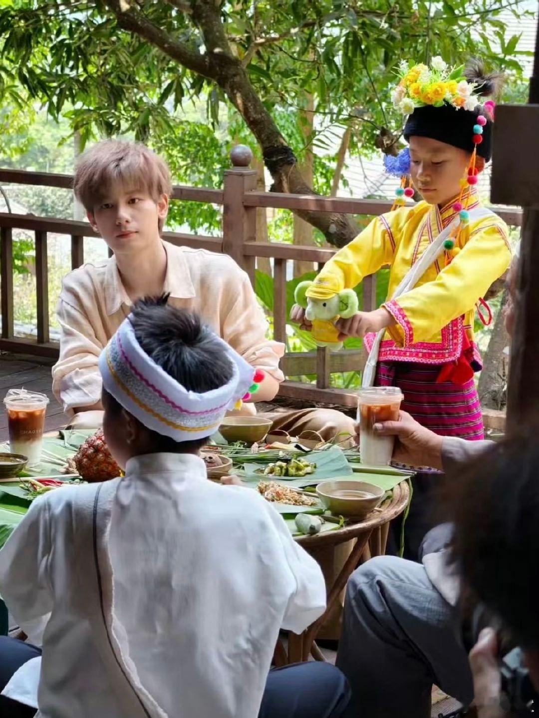 胡先煦的发色随咪了 沉浸式欣赏礼貌小猫咪，温顺又乖巧，再看胡先煦同款造型，适配度