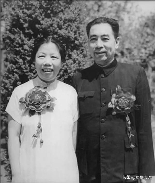 很多人知道邓颖超是周总理的夫人，但她首先是邓颖超自己。

15岁参加五四运动，她