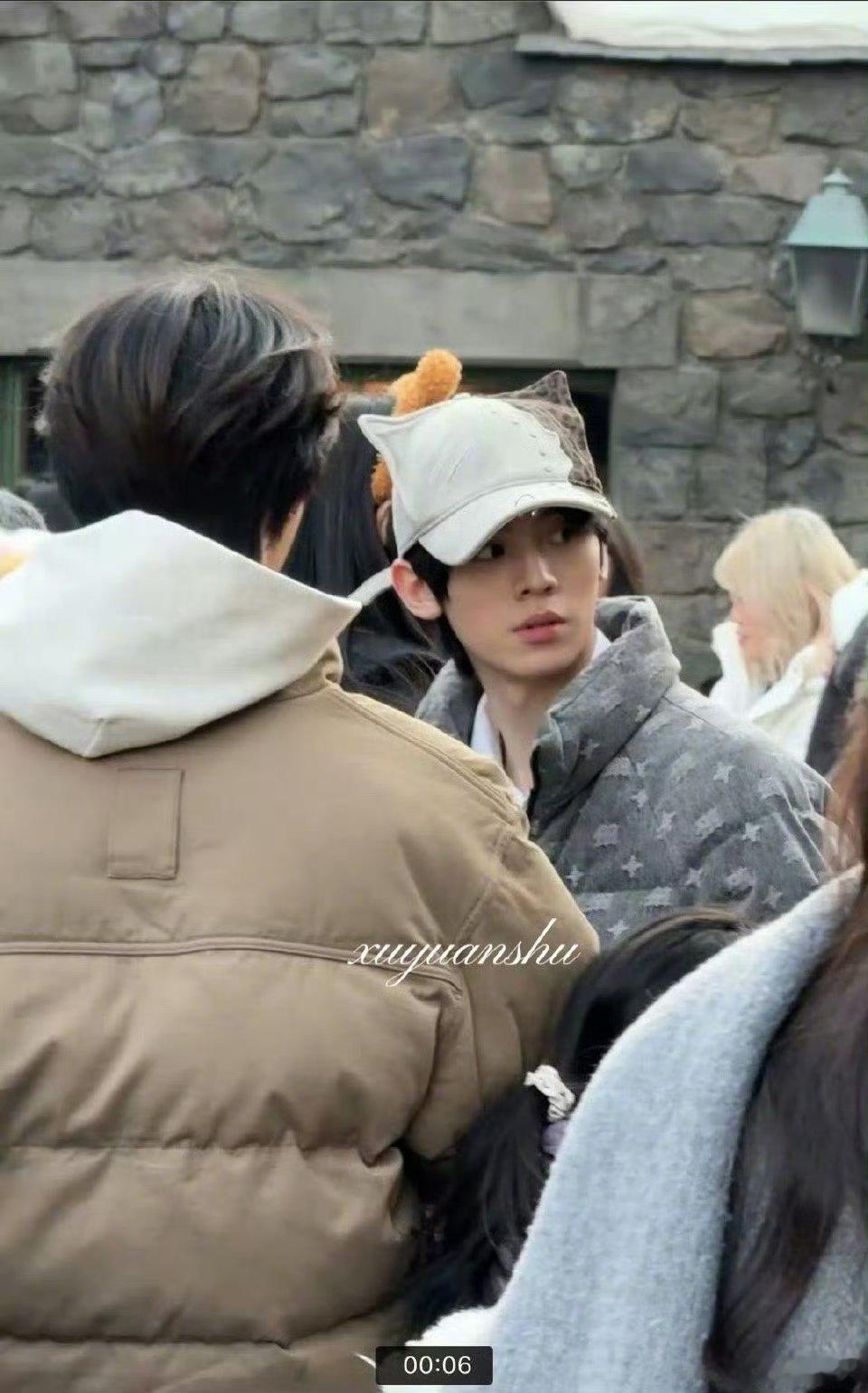 苏新皓左航昨天去了环球影城被好多人偶遇了，好帅气的两个小哥哥我也想偶遇