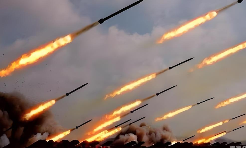 伊朗应该发挥自己的优势，先下手为强，直接用导弹覆盖美国在中东的军事基地。美国这次