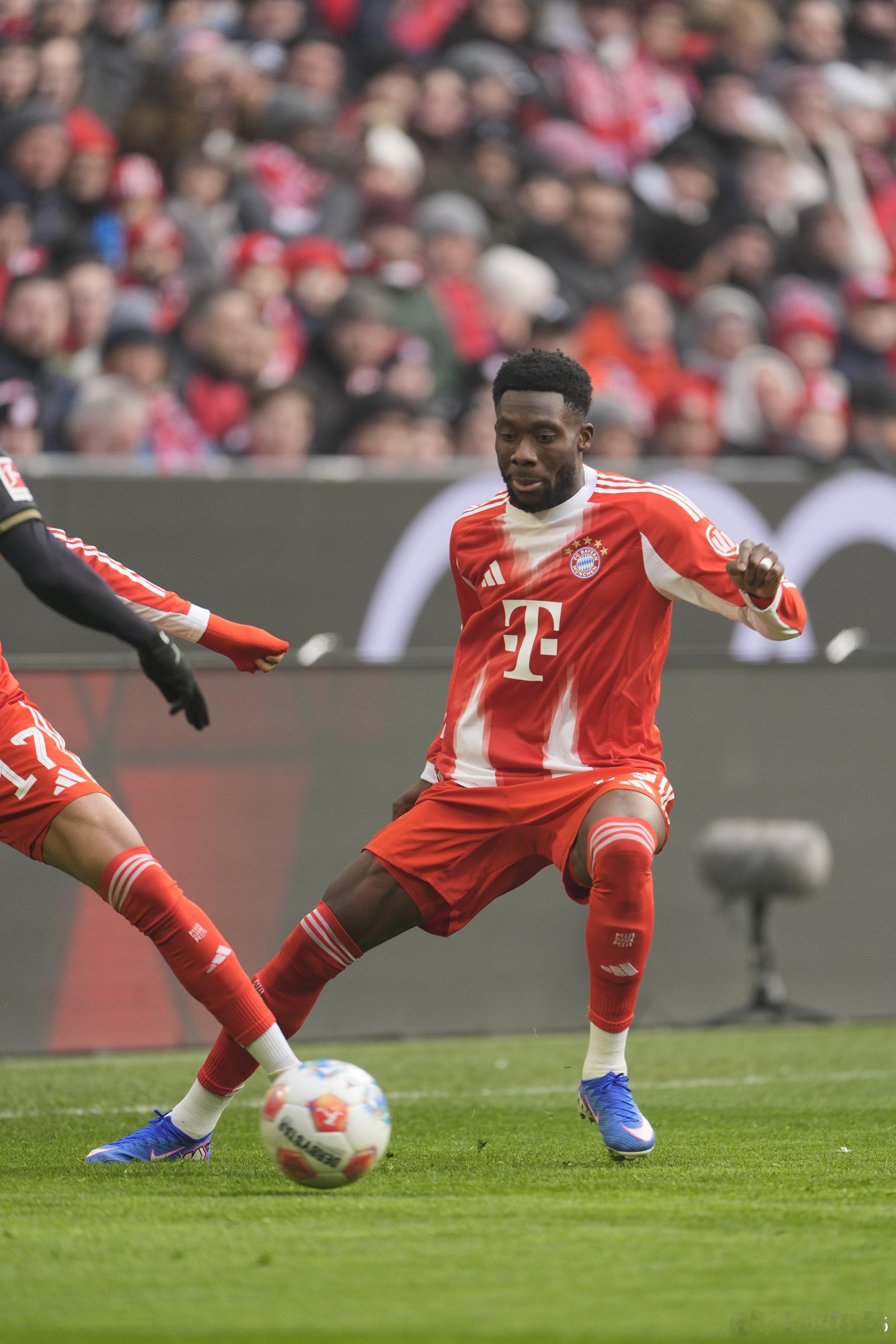 📣拜仁官方：由於目前有球員缺陣，阿方索·戴維斯今天將在首發陣容中擔任右後衛🇨