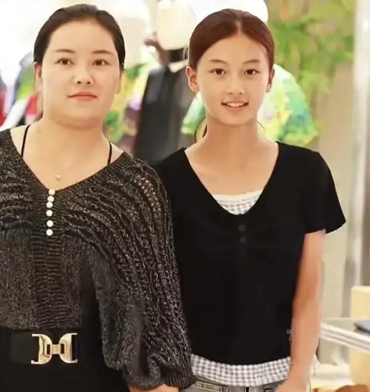 于正公司像台高速印钞机，谁上都可能爆红。网友替七七妈着急，觉得错过顺风车。
 