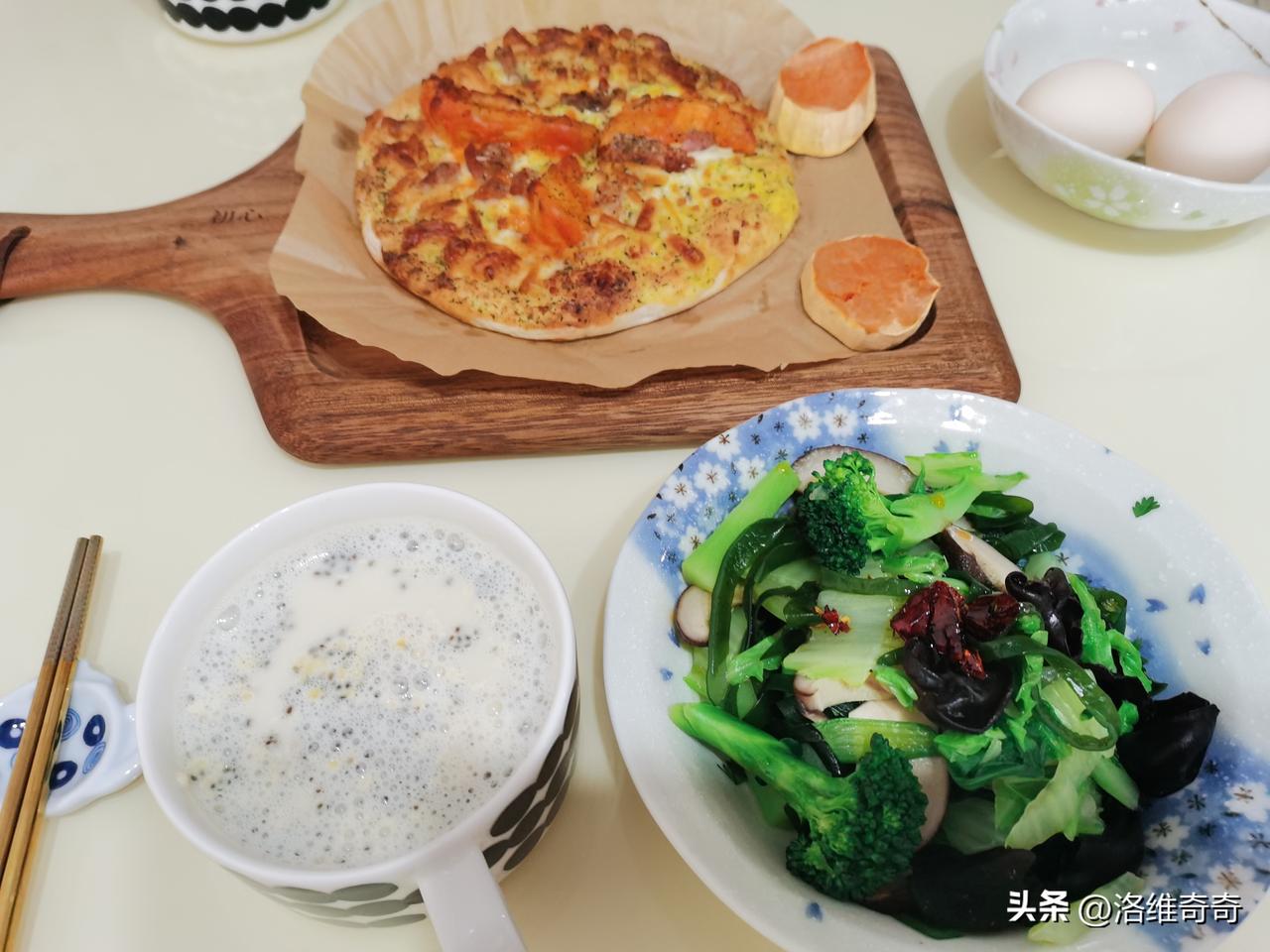 舍友买了披萨回宿舍吃，味道飘满整条楼道。
隔壁宿舍敲门：同学，能不能分两块，我们