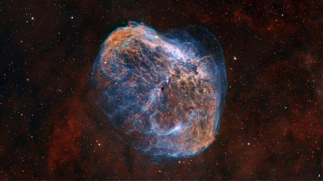一个惊艳的“新月”：NGC 6888 星云的图像这是天鹅座中的新月星云，距离地球